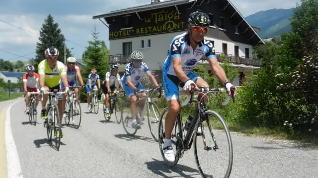 Départ à vélo devant l'hôtel