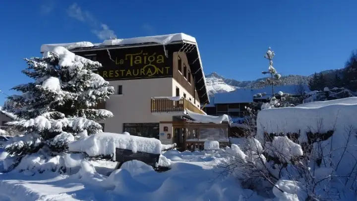 L'hôtel La Taïga sous la neige
