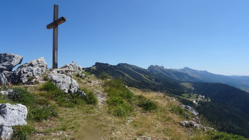 Croix sommitale face aux crêtes