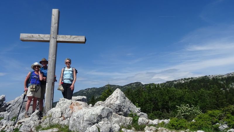 Randonneurs au pied de la croix